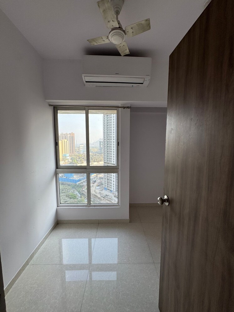 Room, lodha-amara 1.5 Bedroom 585 Sq.Ft. Apartment In Kolshet Road Thane 9819753