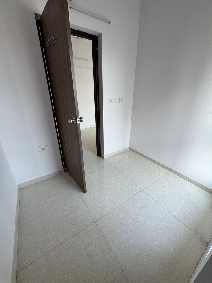 Room, lodha-amara 1.5 Bedroom 585 Sq.Ft. Apartment In Kolshet Road Thane 9819753