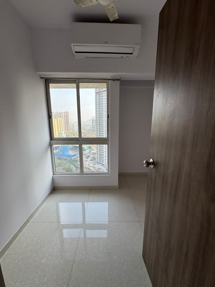 Room, lodha-amara 1.5 Bedroom 585 Sq.Ft. Apartment In Kolshet Road Thane 9819753