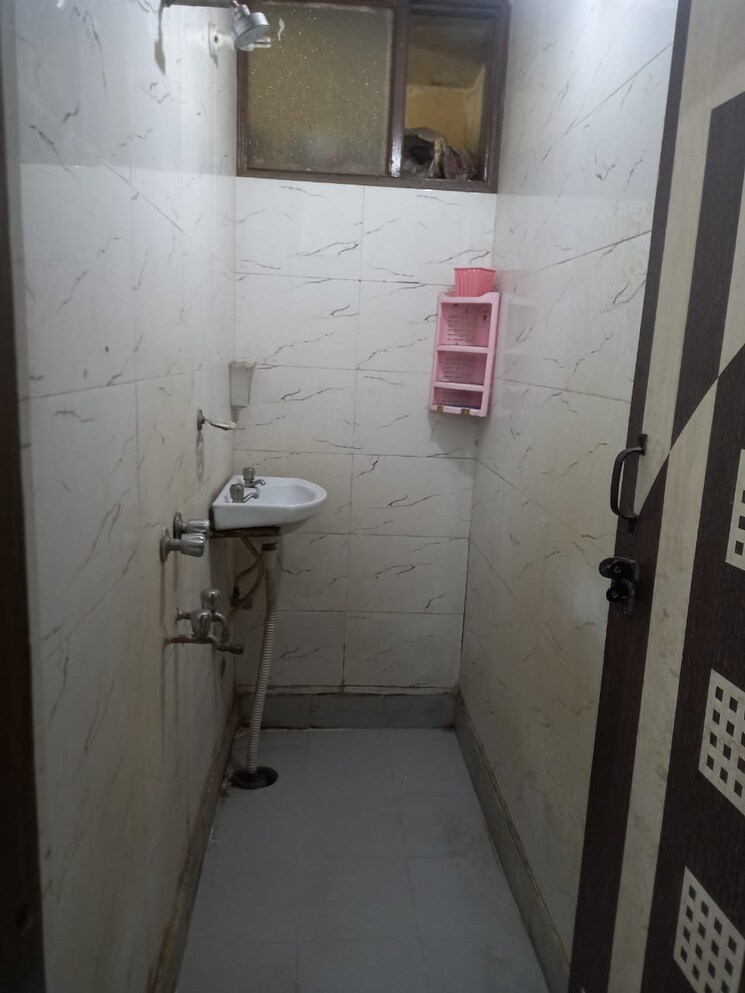 Bathroom, east of kailash 2 Bedroom 1000 Sq.Ft. Builder Floor In East Of Kailash Delhi 9819765