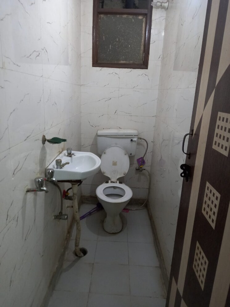 Bathroom, east of kailash 2 Bedroom 1000 Sq.Ft. Builder Floor In East Of Kailash Delhi 9819765
