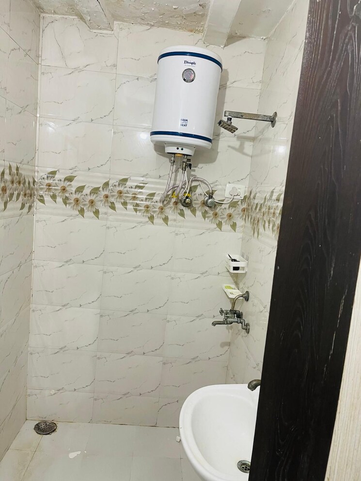Bathroom, rwa-apartments-sector-19 2 Bedroom 850 Sq.Ft. Builder Floor In Sector 19 Noida 9819794