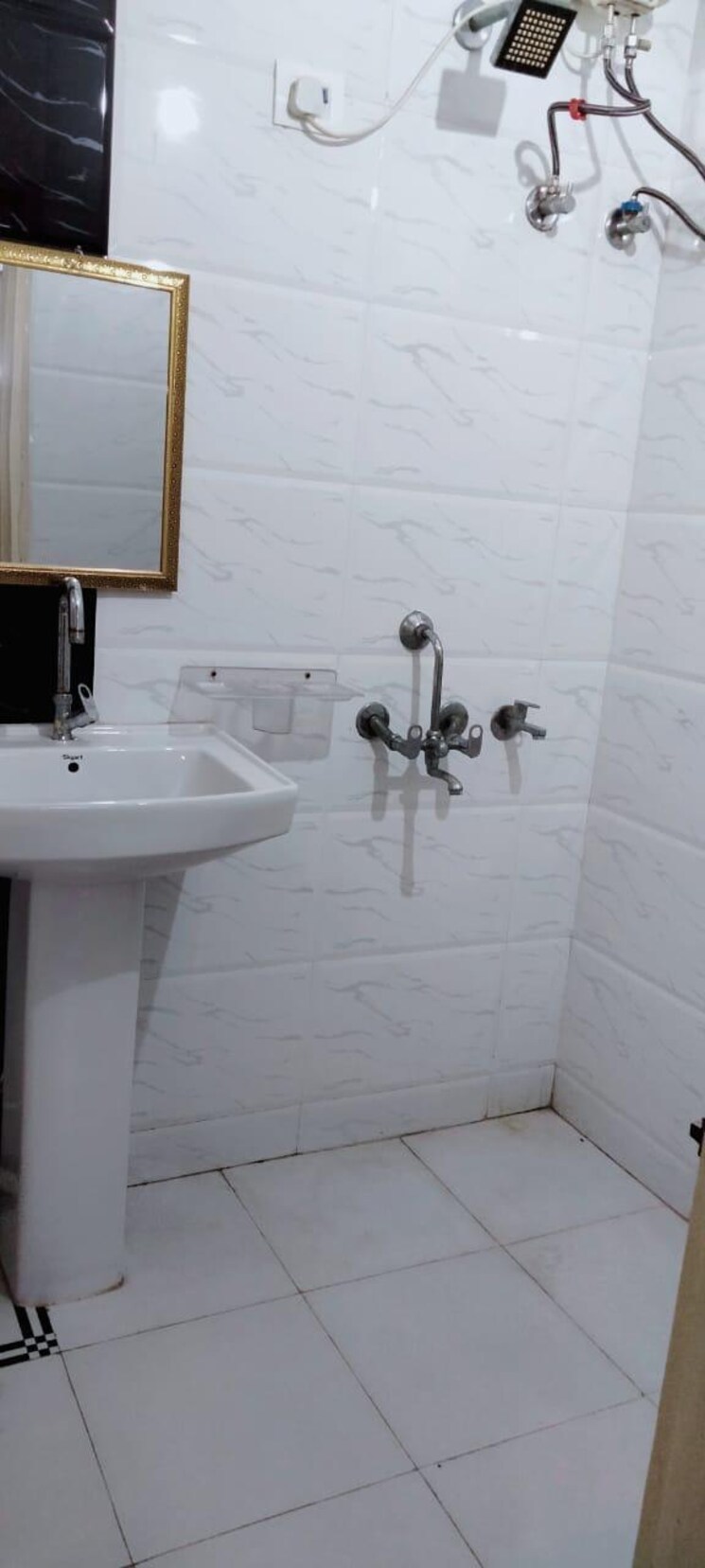 Bathroom, sector 63a Pg For Boys & Girls In Sector 63a 9819842