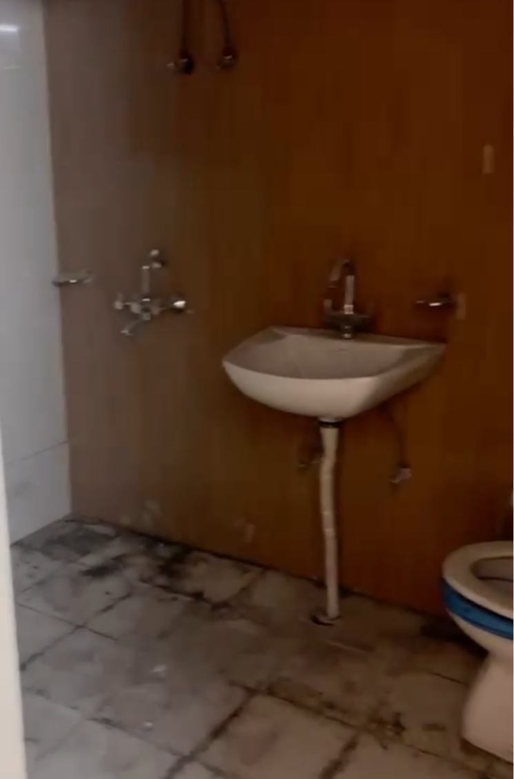 Bathroom, upavp-ganga-yamuna-and-hindon-enclave 4 Bedroom 192 Sq.Yd. Apartment In Pratap Vihar Ghaziabad 9820258