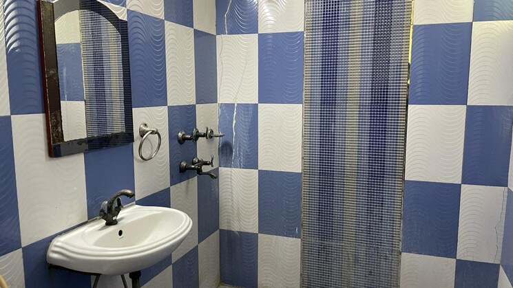 Bathroom, varun-enclave 3 Bedroom 1504 Sq.Ft. Apartment In Sector 28 Noida 9820307