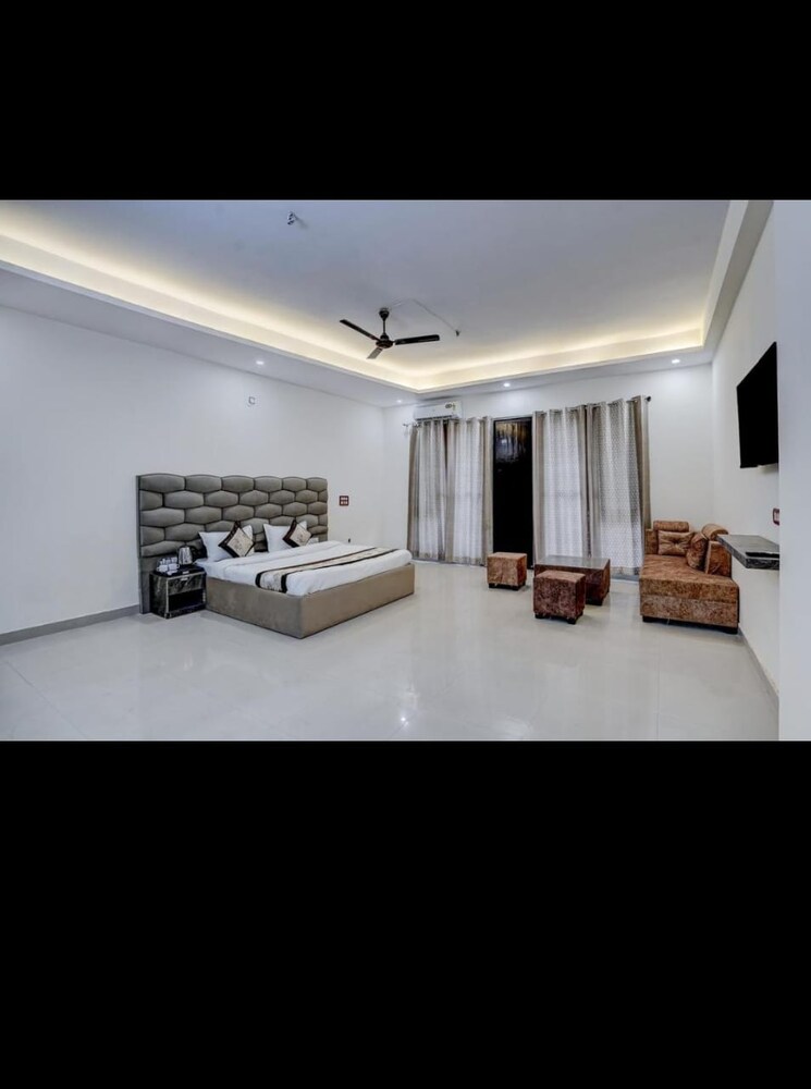 Room, sector 51 Pg For Boys & Girls In Sector 51 9820494