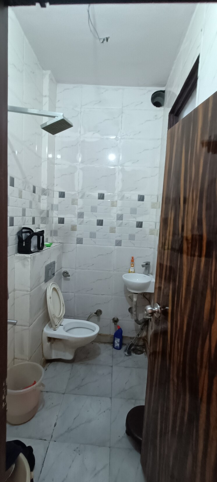 Bathroom, rohini sector 8 2 Bedroom 600 Sq.Ft. Builder Floor In Rohini Sector 8 Delhi 9820529