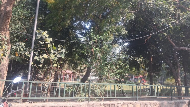 Garden, sector 61  450 Sq.Mt. Plot In Sector 61 Noida 9820628