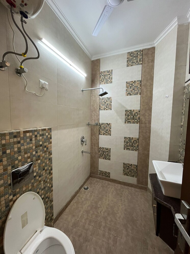 Bathroom, sushant lok i 3 Bedroom 1700 Sq.Ft. Builder Floor In Sushant Lok I Gurgaon 9820869