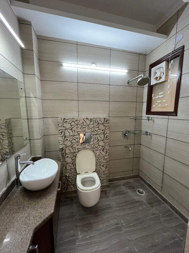 Bathroom, sushant lok i 3 Bedroom 1700 Sq.Ft. Builder Floor In Sushant Lok I Gurgaon 9820869