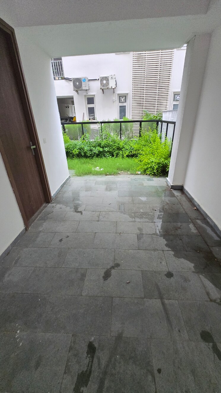 Balcony, godrej-golf-link-villas 4 Bedroom 2835 Sq.Ft. Villa In Sector 27 Yamuna Expressway Greater Noida 9820942