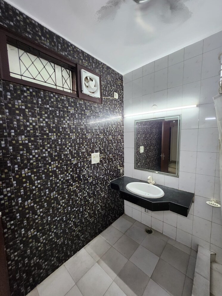 Bathroom, dlf-city-phase-iv 2 Bedroom 1200 Sq.Ft. Villa In Dlf Phase iv Gurgaon 9821420