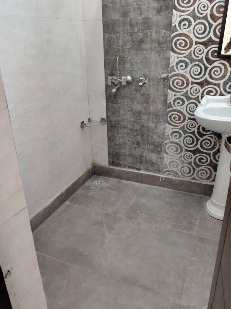 Bathroom, green fields colony 3 Bedroom 1800 Sq.Ft. Builder Floor In Green Fields Colony Faridabad 9822305