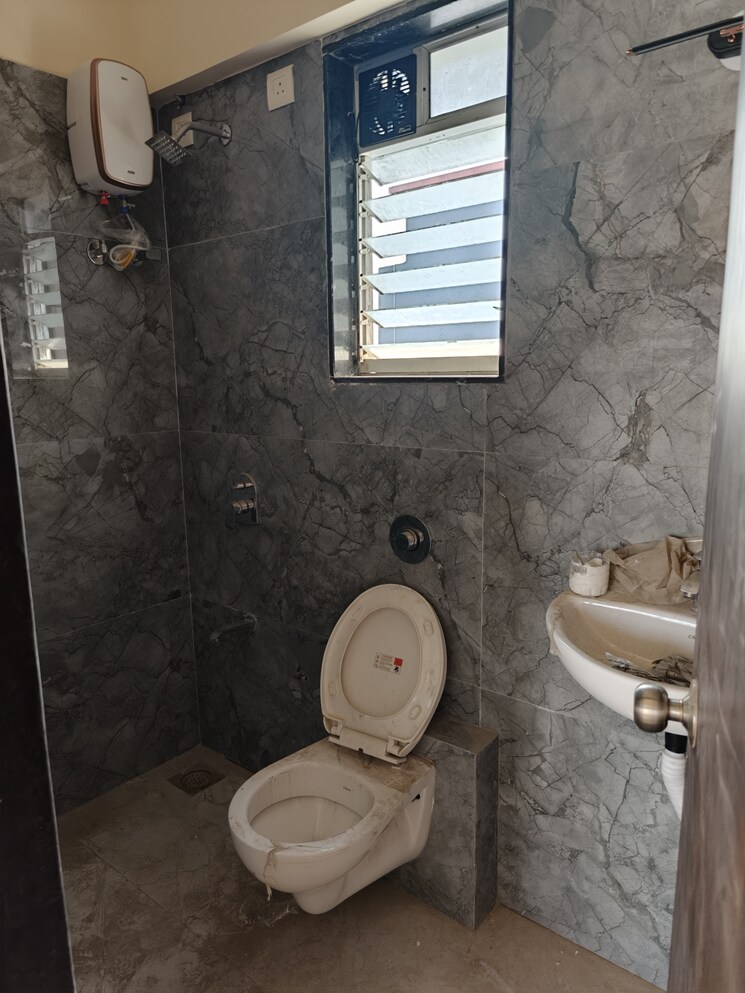 Bathroom, rohinton-guruprasad-divine-residency 1 Bedroom 415 Sq.Ft. Apartment In Chembur Mumbai 9823686