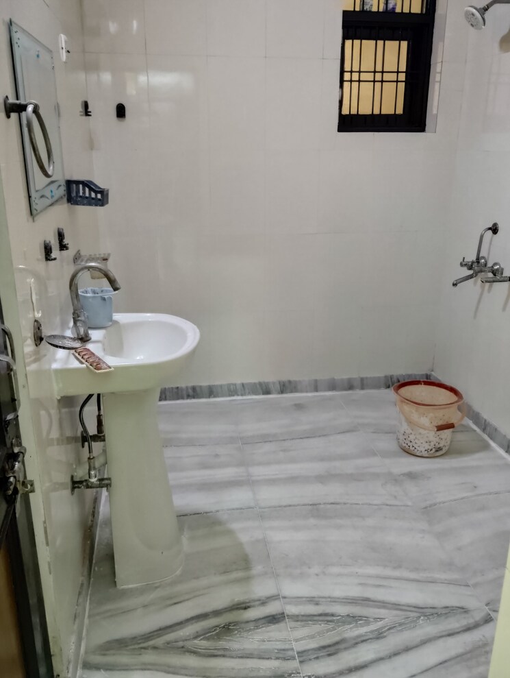Attached Bathroom, sector 37 2 Bedroom 2250 Sq.Ft. Builder Floor In Sector 37 Faridabad 9825922