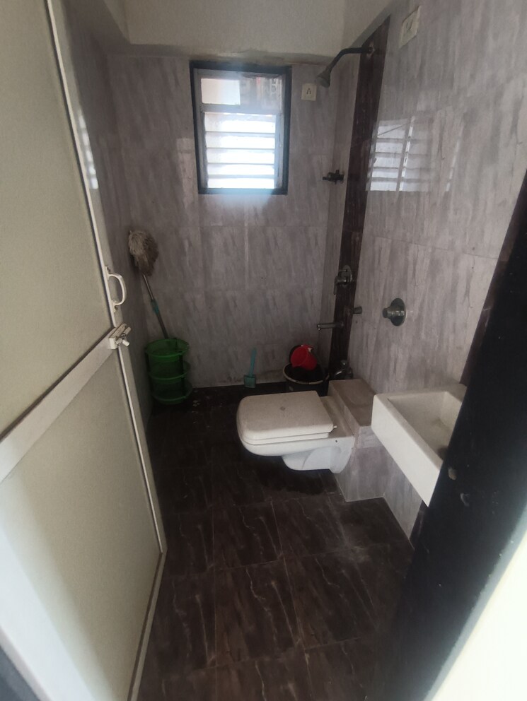 Bathroom, lotus-lotus-link-square 3.5 Bedroom 1700 Sq.Ft. Apartment In Malad West Mumbai 9826148