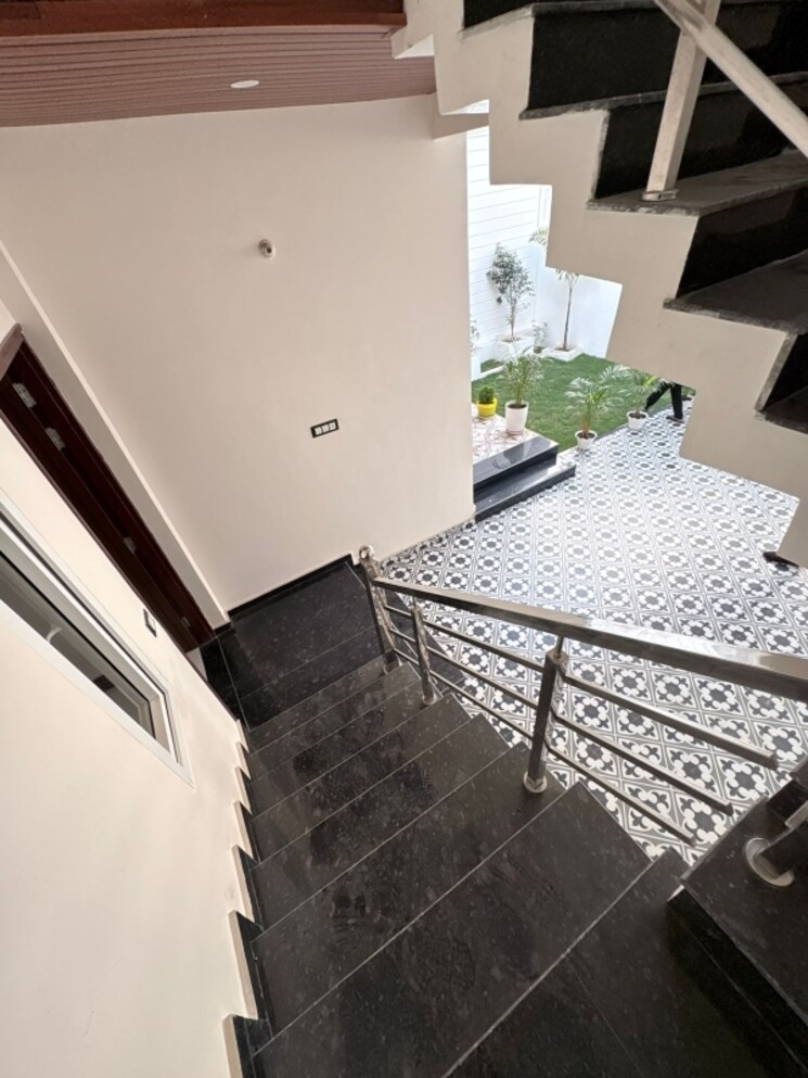 Team Area, indira nagar 5 Bedroom 2900 Sq.Ft. Independent House In Indira Nagar Lucknow 9826255