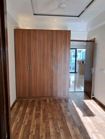 Room in 3 BHK Apartment at Suncity Vatsal Valley, Gwal Pahari – for Rent