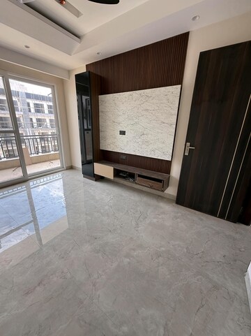 Room in 3 BHK Apartment at CS Roseate 63, Sector 63a – for Rent