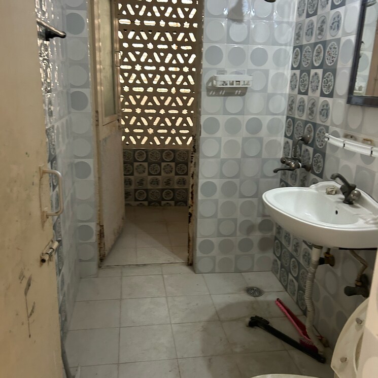Bathroom, rwa-jalvayu-vihar-noida 3 Bedroom 1600 Sq.Ft. Apartment In Sector 25 Noida 9831394