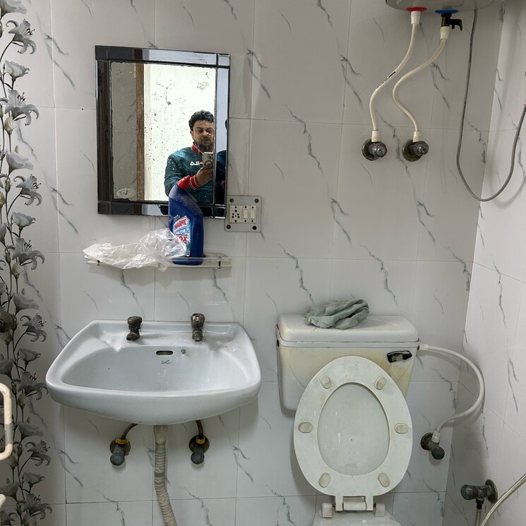 Bathroom, rwa-jalvayu-vihar-noida 3 Bedroom 1600 Sq.Ft. Apartment In Sector 25 Noida 9831394