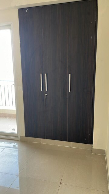 Room in 3 BHK Apartment at Amrapali Crystal Homes, Sector 76 – for Rent