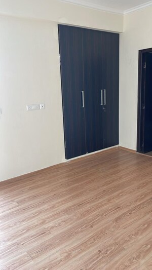 Room in 3 BHK Apartment at Amrapali Crystal Homes, Sector 76 – for Rent