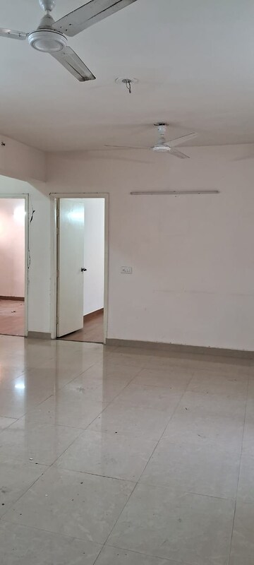 Room in 3 BHK Apartment at Jaypee Greens Knight Court, Sector 128 – for Rent