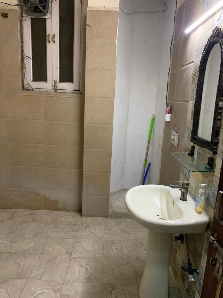 Bathroom, new friends colony 3 Bedroom 300 Sq.Yd. Apartment In New Friends Colony Delhi 9831869