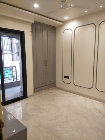 Room in 4 BHK Builder Floor at Dlf Phase ii – for Sale