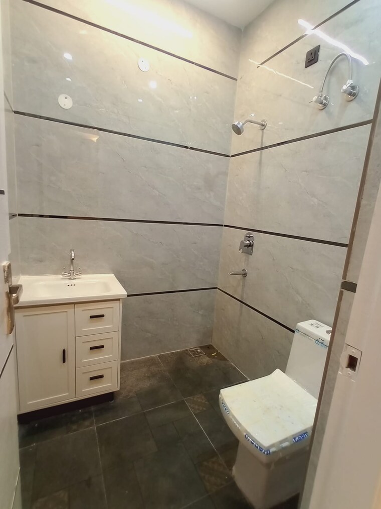 Bathroom, pir machalla 3 Bedroom 1393 Sq.Ft. Builder Floor In Pir Machalla Zirakpur 9832345