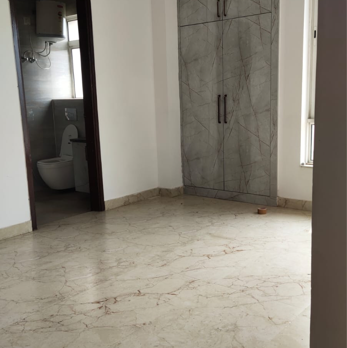 3 BHK + Servant Room Apartment For Rent in Unitech Escape