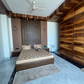 Bedroom in 4 BHK Apartment at Ahuja Towers, Century Bazar – for Rent