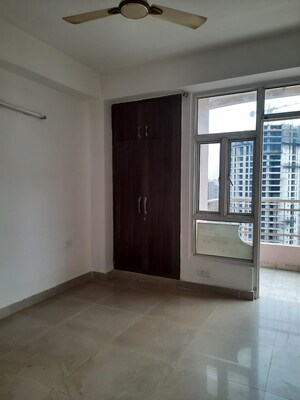 Room in 2 BHK Apartment at Supertech Cape Town, Sector 74 – for Rent