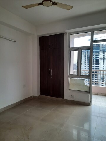 Room in 2 BHK Apartment at Supertech Cape Town, Sector 74 – for Rent