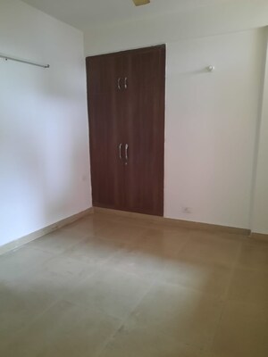 Room in 2 BHK Apartment at Supertech Cape Town, Sector 74 – for Rent