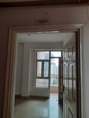 Room in 2 BHK Apartment at Supertech Cape Town, Sector 74 – for Rent