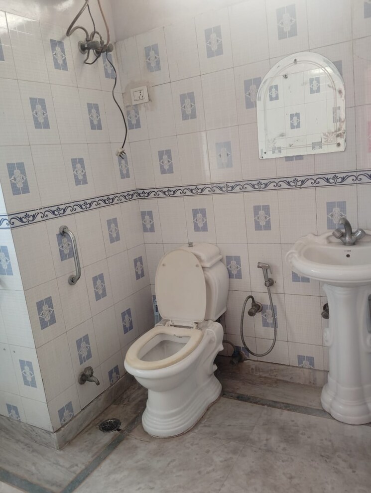 Bathroom, new friends colony 3 Bedroom 500 Sq.Yd. Apartment In New Friends Colony Delhi 9832707