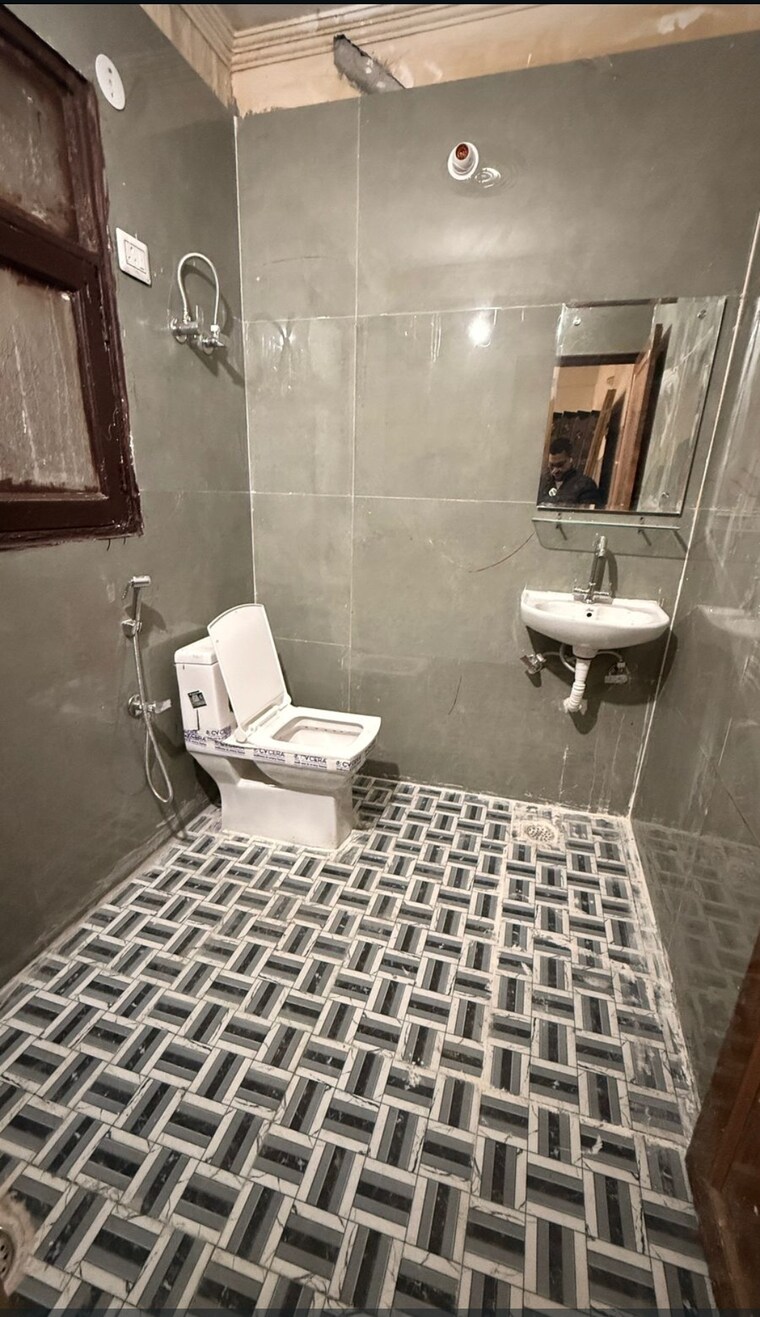 Bathroom, chattarpur 1 Bedroom 500 Sq.Ft. Builder Floor In Chattarpur Delhi 9832859