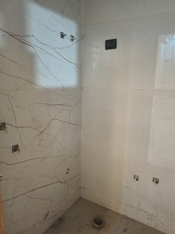 Bathroom, deep-homes-sector-73 3 Bedroom 1400 Sq.Ft. Builder Floor In Sector 73 Noida 9833085