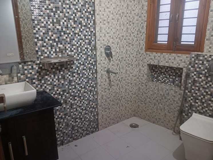Bathroom, uppal-southend 3 Bedroom 2200 Sq.Ft. Builder Floor In Sector 49 Gurgaon 9833959