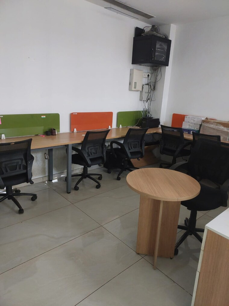 Team Area, lodha-supremus-2 Commercial Office Space 1600 Sq.Ft. In Wagle Industrial Estate Thane 9834214