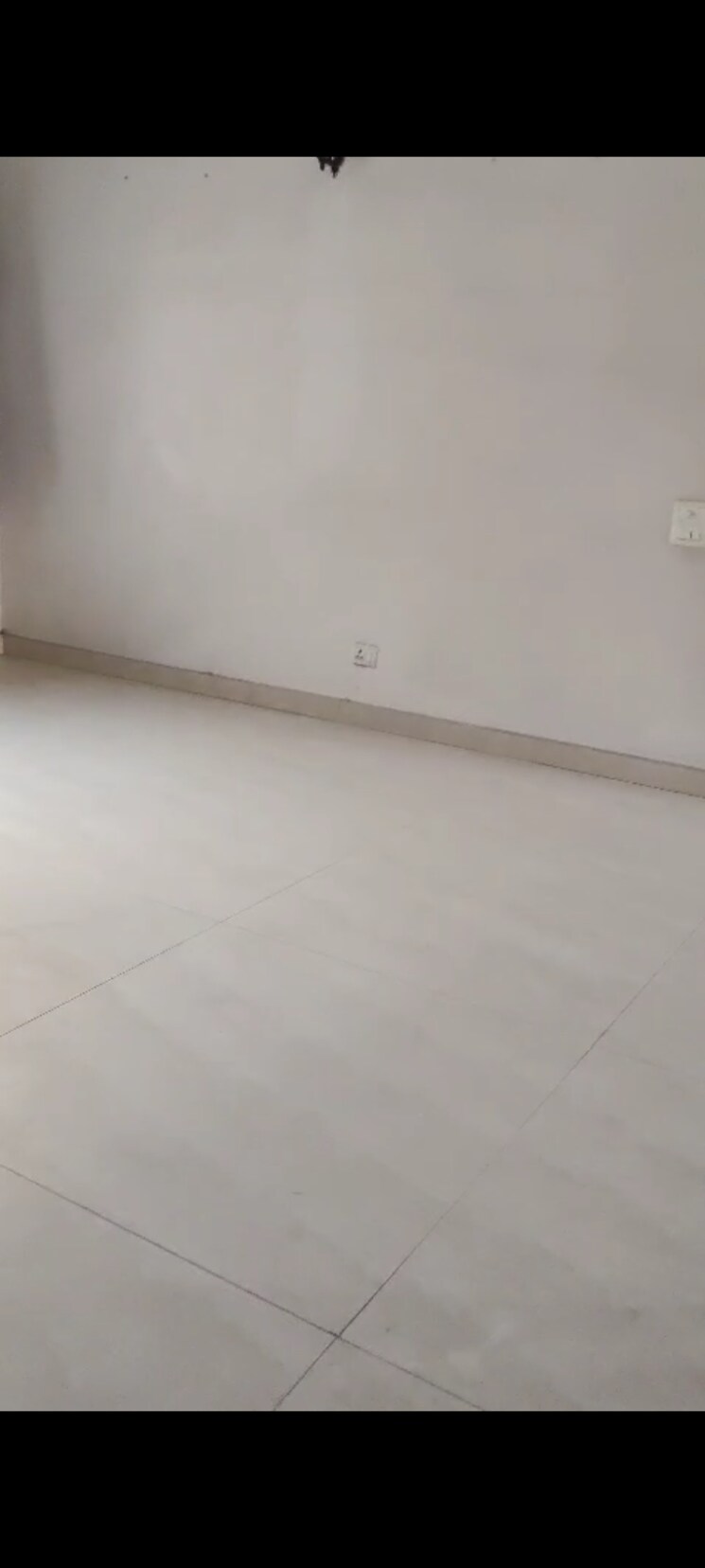 Room, sector 28 3.5 Bedroom 2200 Sq.Ft. Villa In Sector 28 Noida 9834225