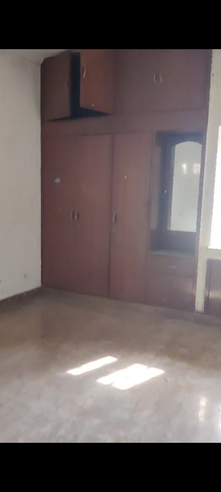 Room, sector 28 3.5 Bedroom 2200 Sq.Ft. Villa In Sector 28 Noida 9834225