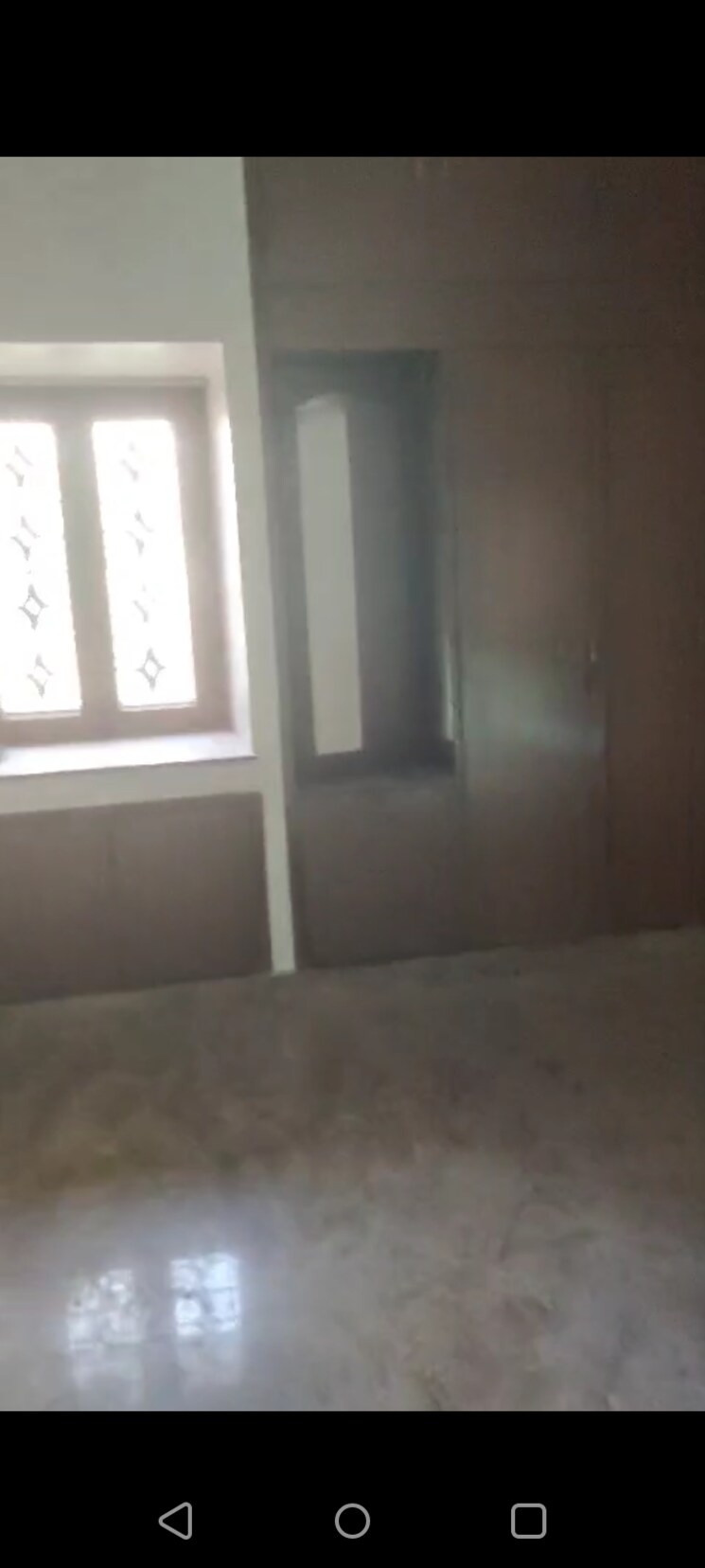 Room, sector 28 3.5 Bedroom 2200 Sq.Ft. Villa In Sector 28 Noida 9834225