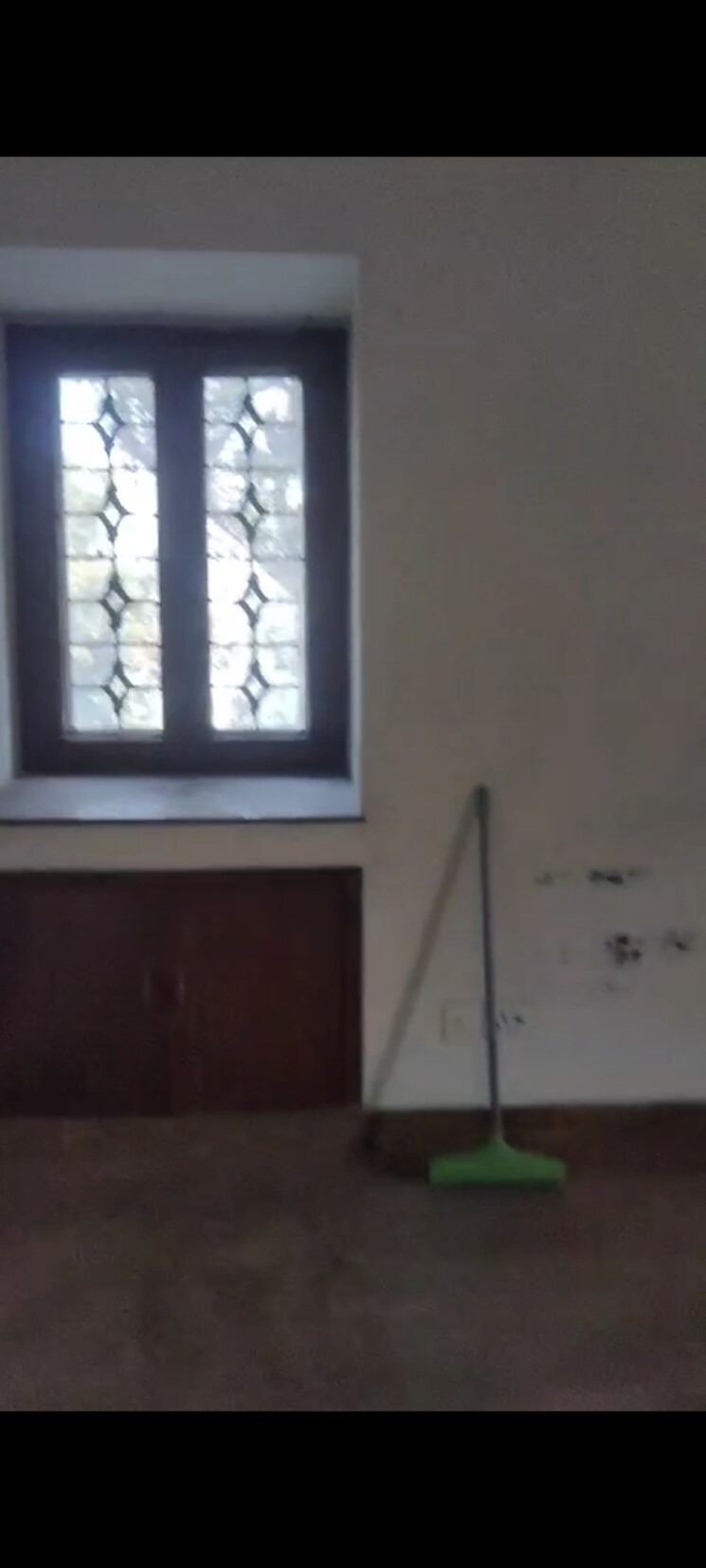 Room, sector 28 3.5 Bedroom 2200 Sq.Ft. Villa In Sector 28 Noida 9834225