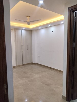 Room in 3 BHK Builder Floor at Sushant Vyapaar Kendra, Sector 43 – for Rent