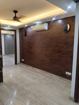 Room in 3 BHK Builder Floor at Sushant Vyapaar Kendra, Sector 43 – for Rent