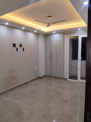 Room in 3 BHK Builder Floor at Sushant Vyapaar Kendra, Sector 43 – for Rent