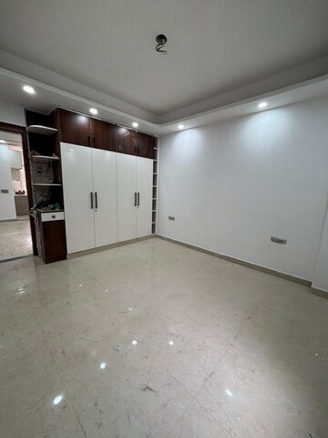 Room in 3 BHK Builder Floor at Sector 46 – for Rent